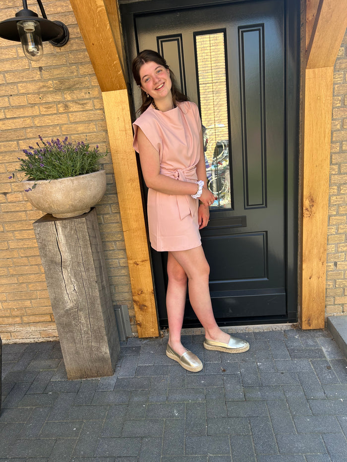 By Sanique | Jurkje met knoopceintuur roze