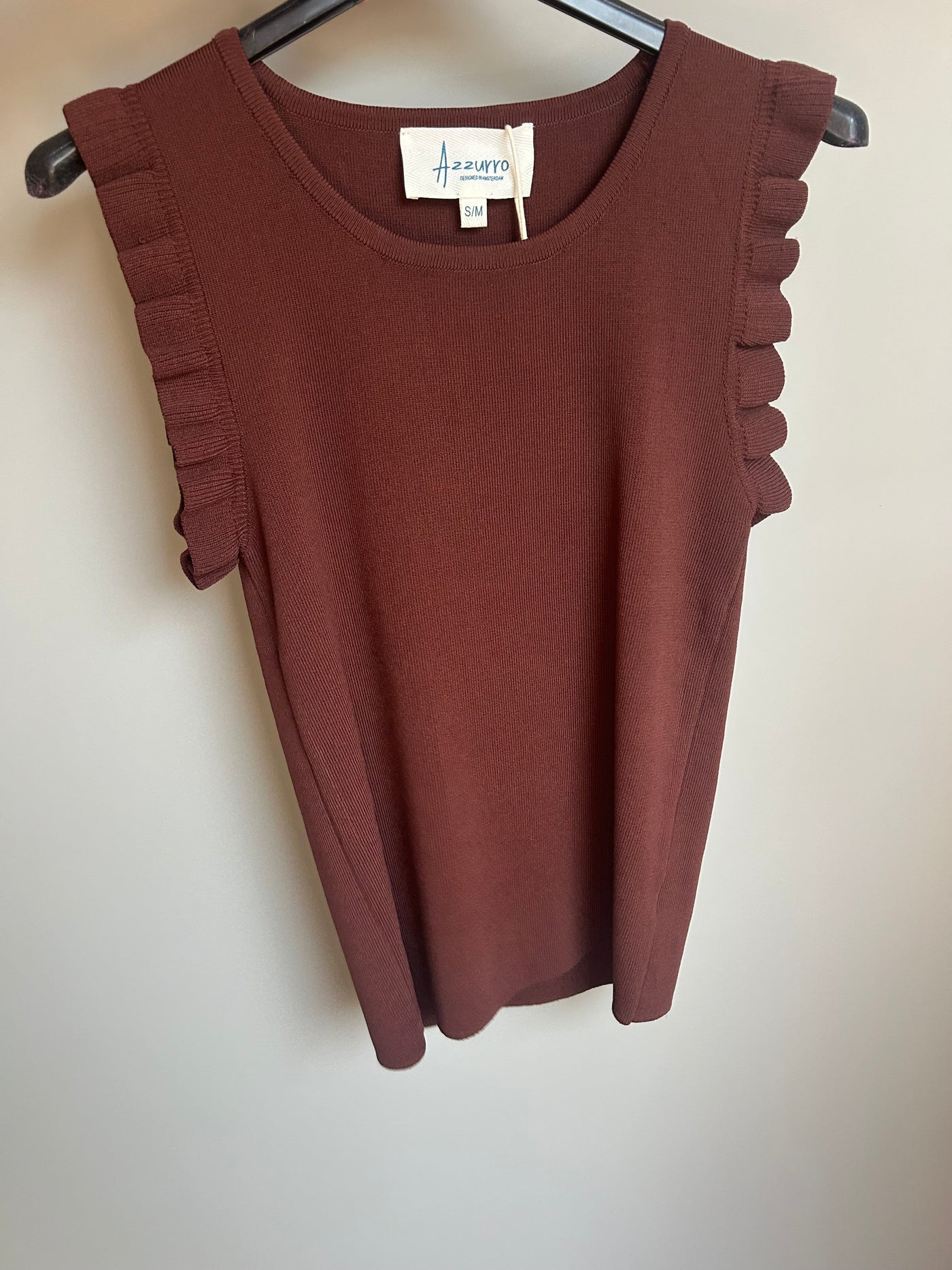 By Sanique | Top met ruffles bruin
