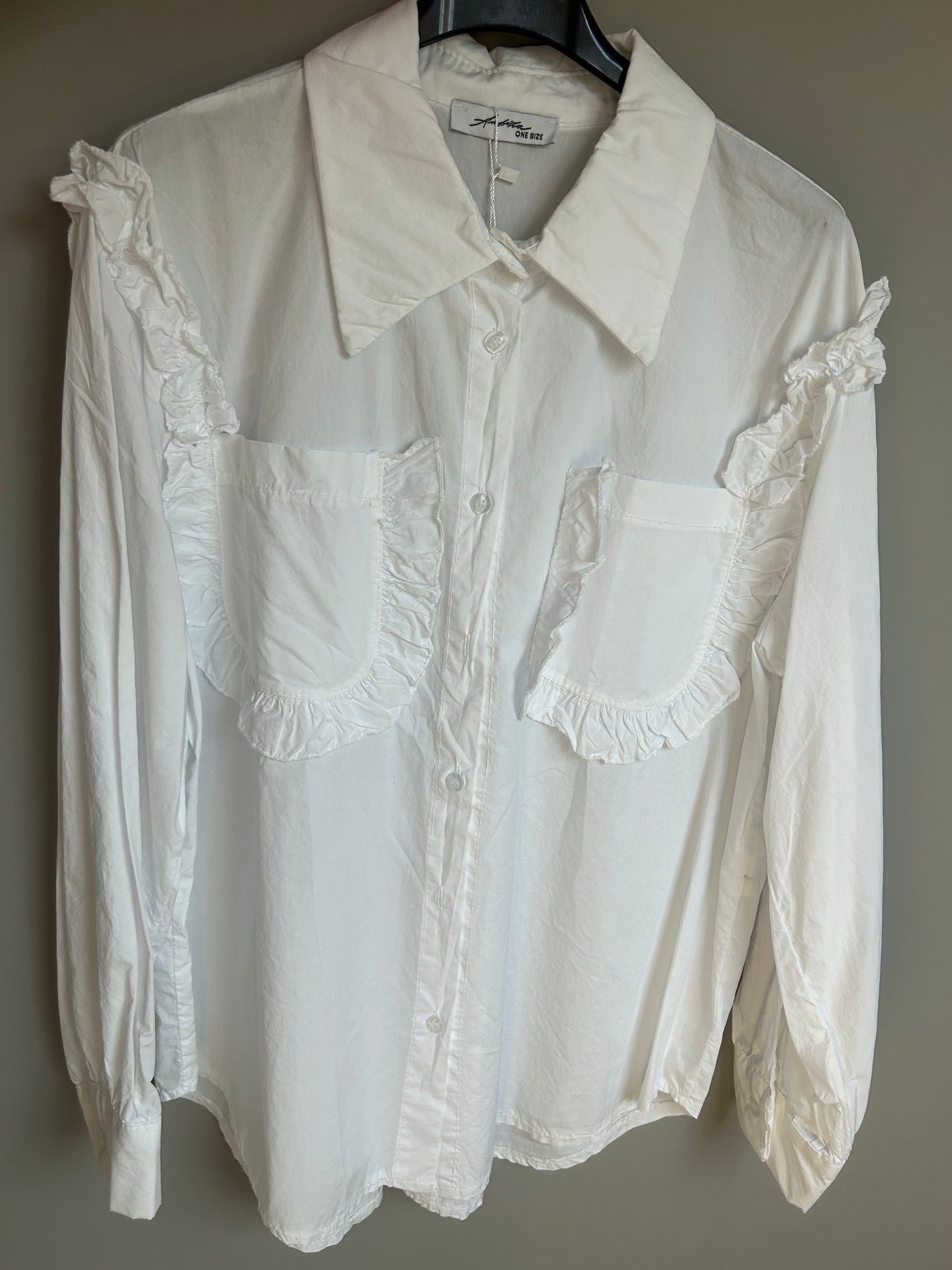 By Sanique | Witte blouse met ruffles