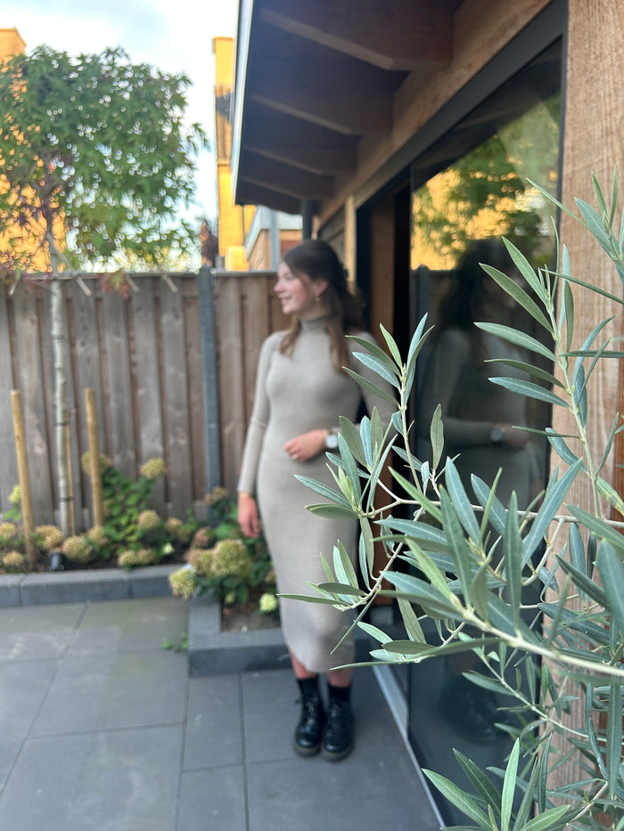 By Sanique | Bodycon jurk taupe
